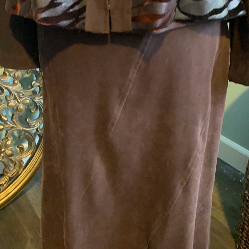 chocolate faux suede skirt EUC - Picture 4 of 7